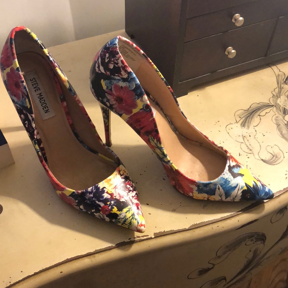 Color Steve Madden pumps
